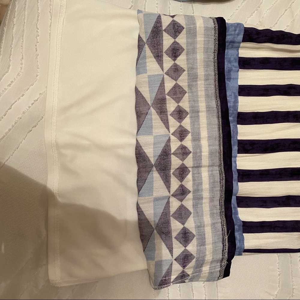 Lulu’s navy stripe geometric print shift dress - Picture 8 of 9
